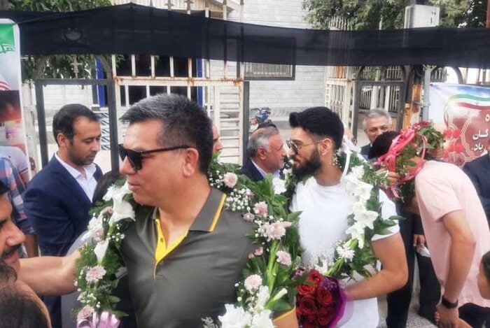 عظیم جزیده سرمربی، احسان دانش دوست و اسماعیل مسافر ۲ بازیکن گنبدی تیم ملی والیبال ب